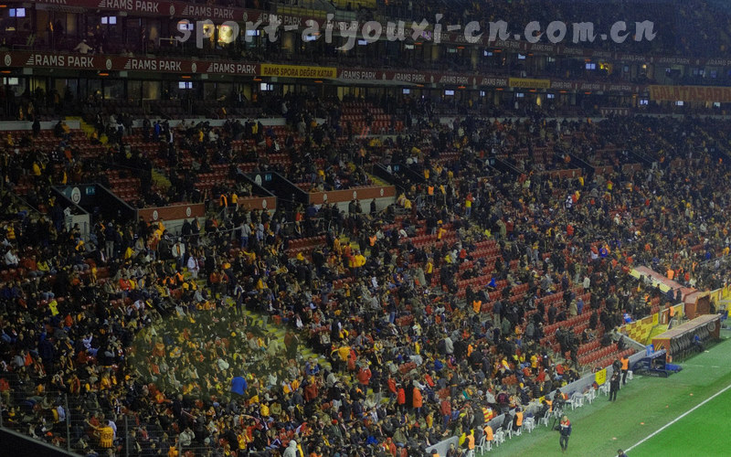 抽象的服务器与数据流图形，体现数据存储和后台分析